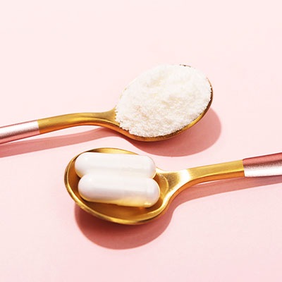 capsules and powder on spoons